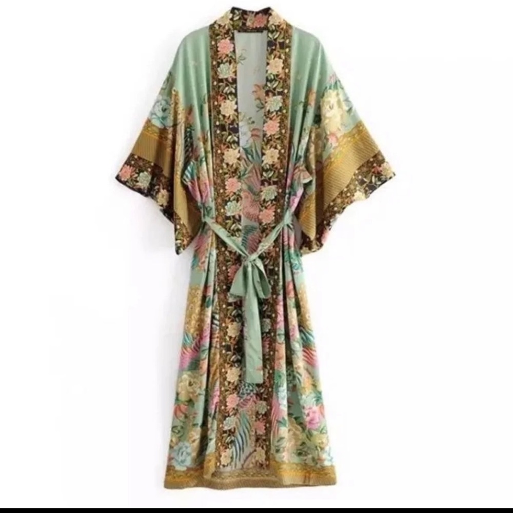 NWT!!! Boho Woman Floral Robe Kimono!! S-M!!